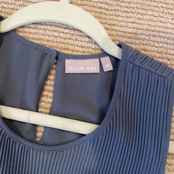 Ellie Kai sleeveless gray crewneck pleated top - Picture 4 of 7